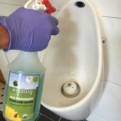 Anwendung ecobug Sanitärreiniger